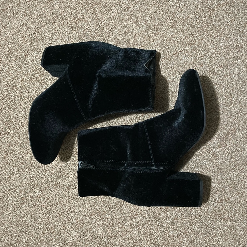 Black suede women’s ankle boots. Size 7. Worn since. Like brand new.